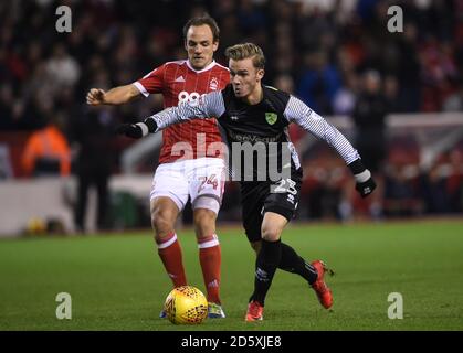 David Vaughan aus Nottingham Forest (links) und James Maddison aus Norwich City Kampf um den Ball Stockfoto