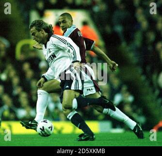 David Ginola von Tottenham Hotspur wendet sich von West Ham United ab Rio Ferdinand Stockfoto