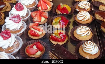 Kleine Backwaren auf einer Bäckerei Display Stockfoto
