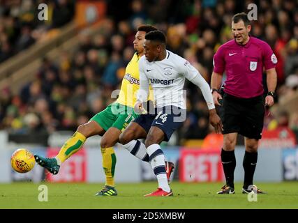 Josh Murphy von Norwich City hält Preston North Ends Darnell zurück Fisher Stockfoto