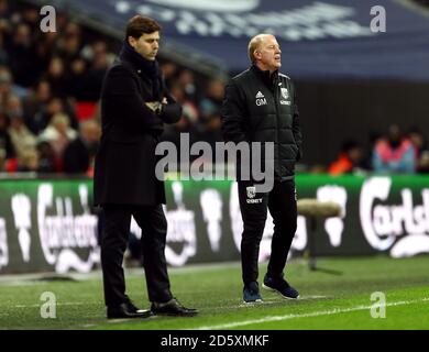 West Bromwich Albion Hausmeister Gary Megson (rechts) steht daneben Mauricio Pochettino, Manager von Tottenham Hotspur Stockfoto