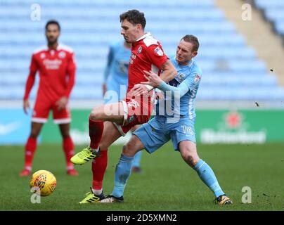 Stuart Beavon (rechts) von Coventry City und Mark Randall von Crawley Town In Aktion Stockfoto