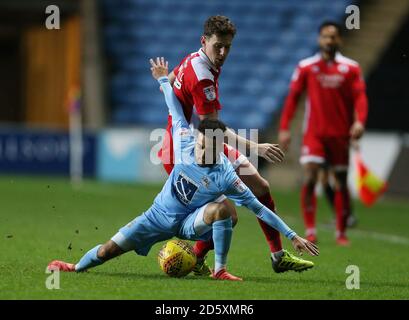 Devon Kelly-Evans von Coventry City und Mark Randall von Crawley Town Stockfoto