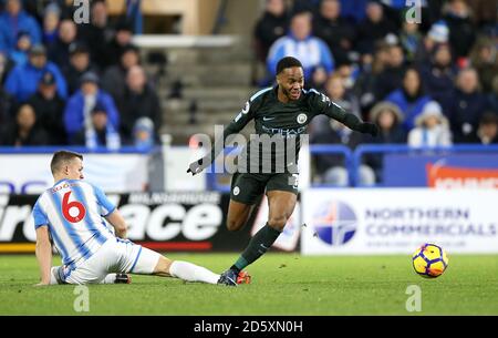 Jonathan Hogg (links) von Huddersfield Town fordert Raheem Sterling von Manchester City heraus Stockfoto