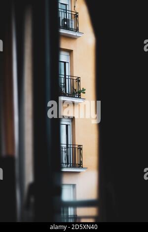 Gebäudefenster vom Fenster eines anderen Hauses gegenüber gesehen Stockfoto