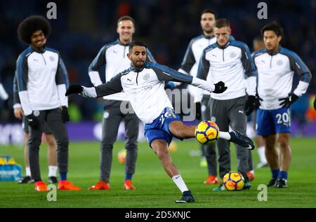 Leicester City's Riyad Mahrez (Mitte) Aufwärmen vor der Übereinstimmung Stockfoto