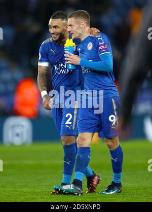 Danny Simpson von Leicester City (links) und Jamie Vardy von Leicester City Feiern Sie nach dem letzten Pfiff Stockfoto