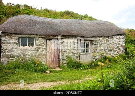 Eine alte, strohgedeckte Fischerhütte, Prussia Cove, Cornwall, England, Großbritannien. Stockfoto