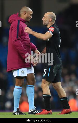 Vincent Kompany (links) von Manchester City, Pablo Zabaleta von West Ham United Nach der letzten Pfeife Stockfoto