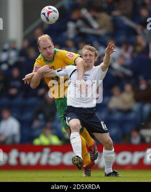 Paul McKenna von Preston North End und Gary Doherty von Norwich City Kampf um den Ball Stockfoto