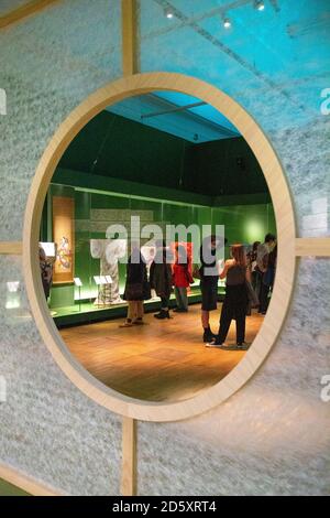 Ausstellung hinter einem Reispapierschirm, Kimono: Kyoto to Catwalk Ausstellung im Victoria & Albert Museum, London, Großbritannien Stockfoto