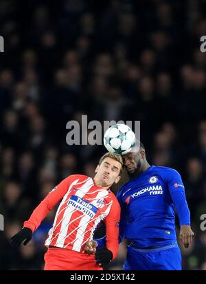 Atletico Madrid Antoine Griezmann (links) und Chelsea's Tiemoue Bakayoko Kampf um den Ball Stockfoto