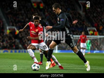 Marcus Rashford von Manchester United (links) und Viktor Vasin vom CSKA Moskau Kampf um den Ball Stockfoto