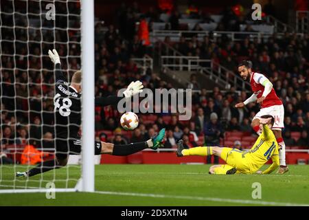 Arsenals Theo Walcott (rechts) erzielt das zweite Tor seiner Seite Das Spiel Stockfoto