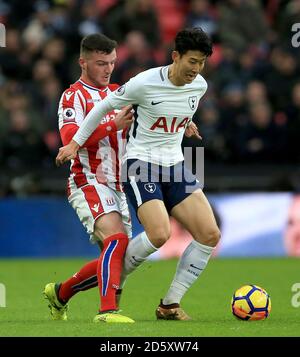 Tom Edwards von Stoke City (links) und Son Heung-Min von Tottenham Hotspur Kampf um den Ball Stockfoto