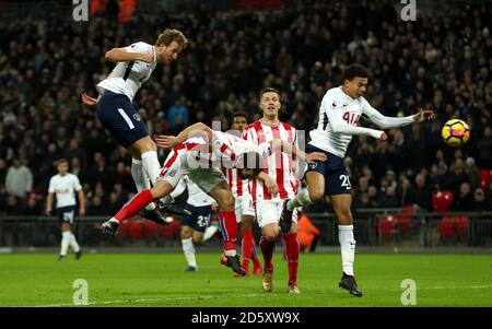 Harry Kane von Tottenham Hotspur erzielt das dritte Tor seiner Seite Stockfoto