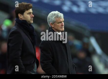 Stoke City Manager Mark Hughes (rechts) und Tottenham Hotspur Manager Mauricio Pochettino Stockfoto