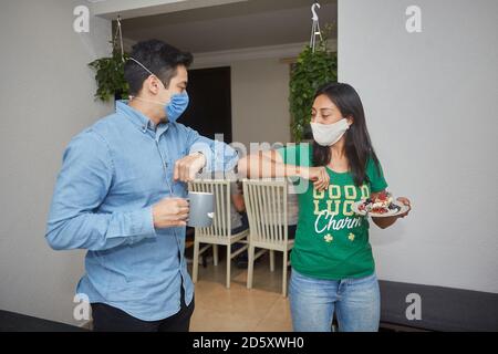 Treffen von Freunden mit Gesichtsmasken Rückkehr zu neuen Normalität Nach Coronavirus-Quarantäne Stockfoto