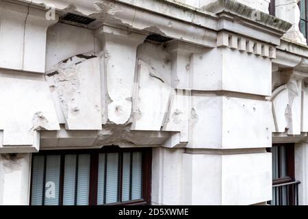 Einschusslöcher und Schäden an der Fassade des Victoria & Albert Museums aus dem Zweiten Weltkrieg, London, Großbritannien Stockfoto