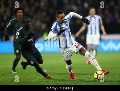 Chelsea's N'Golo Kante (links) und Huddersfield Town's Tom Ince Schlacht Für den Ball Stockfoto