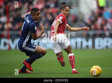 Bobby Reid von Bristol City hat einen Pass hinter Nottingham Forest's zurück Michael Mancienne Stockfoto
