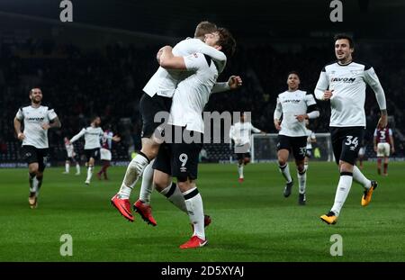 Johnny Russell von Derby County (links) feiert den zweiten Treffer seiner Seite Ziel des Spiels mit Teamkollege Chris Martin Stockfoto