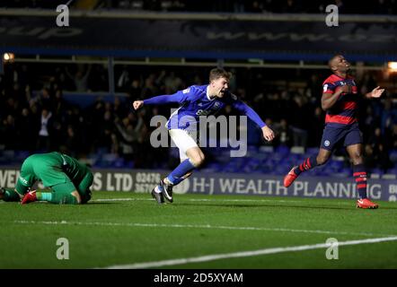 Sam Gallagher von Birmingham City feiert sein Tor gegen den Kampf der Queens Park Rangers um den Ball während des Sky Bet Championship-Spiels in St. Andrew's Birmingham. Stockfoto