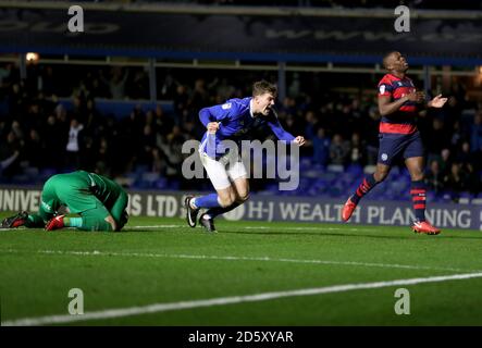 Sam Gallagher von Birmingham City feiert sein Tor gegen den Kampf der Queens Park Rangers um den Ball während des Sky Bet Championship-Spiels in St. Andrew's Birmingham. Stockfoto