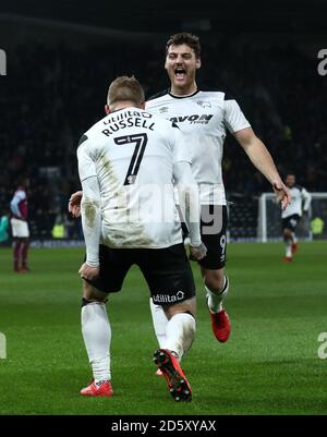 Johnny Russell von Derby County (links) feiert den zweiten Treffer seiner Seite Ziel des Spiels mit Teamkollege Chris Martin Stockfoto