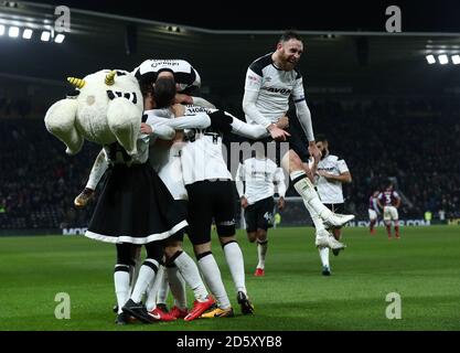 Richard Keogh von Derby County feiert, wie Teamkollege Johnny Russell feiert Erzielte das zweite Tor seiner Mannschaft im Spiel mit Teamkollegen Stockfoto