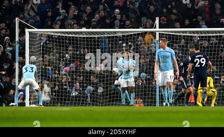 Gabriel Jesus (links) von Manchester City reagiert, nachdem er einen verpasst hat Strafe Stockfoto
