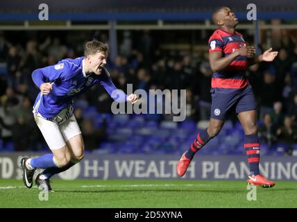 Sam Gallagher von Birmingham City feiert sein Tor gegen den Kampf der Queens Park Rangers um den Ball während des Sky Bet Championship-Spiels im St. Andrew's Stadium, Birmingham Stockfoto