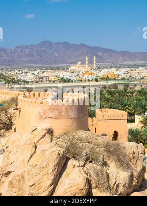 Oman, Al Batinah Region, Al Hajar Mountains, Fort Nakhal, Oasis Nakhal und Jebel Nakhl Massiv Stockfoto