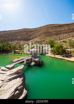 Oman, Sharqiyah, Pavillon auf Felsen im Wadi Bani Khalid Stockfoto