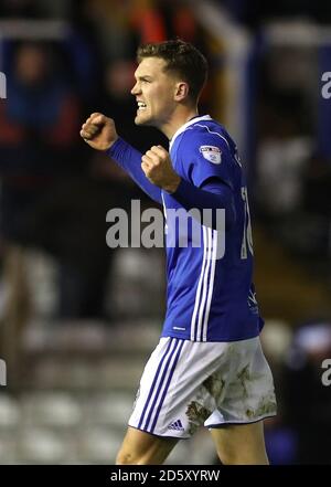 Sam Gallagher von Birmingham City feiert sein Tor gegen den Kampf der Queens Park Rangers um den Ball während des Sky Bet Championship-Spiels im St. Andrew's Stadium, Birmingham Stockfoto