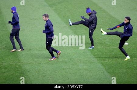 Die Spieler von Birmingham City wärmen sich vor dem Start des Sky Bet Championship-Spiels im St. Andrew's Stadium in Birmingham auf Stockfoto