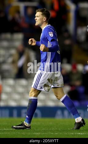 Sam Gallagher von Birmingham City feiert sein Tor gegen den Kampf der Queens Park Rangers um den Ball während des Sky Bet Championship-Spiels im St. Andrew's Stadium, Birmingham Stockfoto