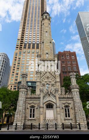 USA, Illinois, Chicago, historische Wasserturm vor John Hancock Center Stockfoto