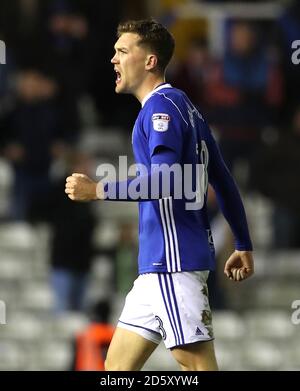 Sam Gallagher von Birmingham City feiert sein Tor gegen den Kampf der Queens Park Rangers um den Ball während des Sky Bet Championship-Spiels im St. Andrew's Stadium, Birmingham Stockfoto