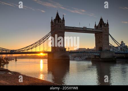 Großbritannien, London, Themse mit Tower Bridge bei Sonnenuntergang Stockfoto