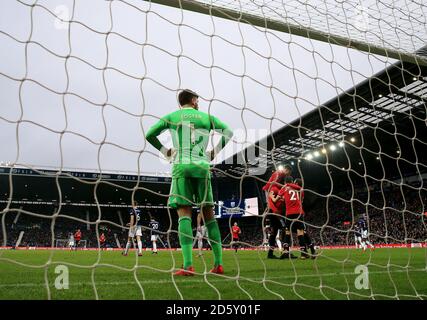 Romelu Lukaku von Manchester United feiert das erste Tor seiner Seite Während West Bromwich Albion Torhüter Ben Foster niedergeschlagen erscheint Stockfoto