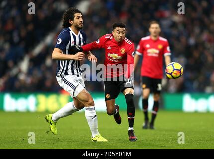 Jesse Lingard von Manchester United und Ahmed Hegazy von West Bromwich Albion Kampf um den Ball Stockfoto