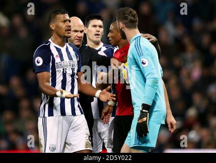 Gareth Barry von West Bromwich Albion stößt mit dem Torhüter von Manchester United an David De Gea Stockfoto