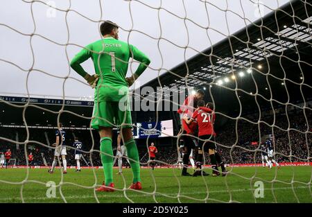 Romelu Lukaku von Manchester United feiert das erste Tor seiner Seite Während West Bromwich Albion Torhüter Ben Foster niedergeschlagen erscheint Stockfoto