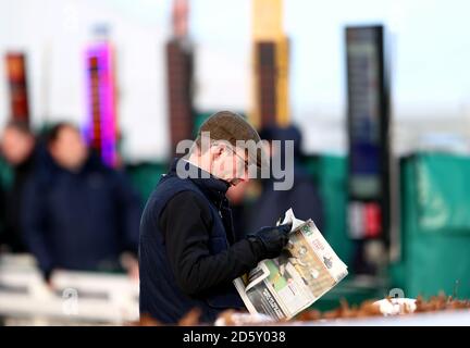 Ein Rennfahrer prüft das Formular vor den Büchern Ständer Stockfoto