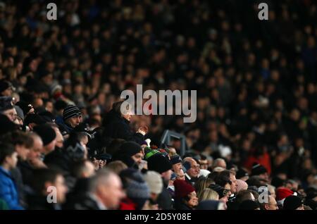 Ein Derby County Fan applaudiert dem Team auf der Tribüne Stockfoto