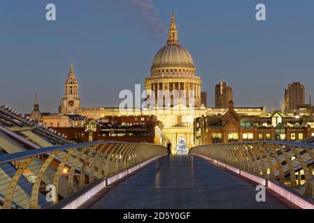 Großbritannien, London, St. Pauls Cathedral und Millennium Bridge in der Dämmerung Stockfoto