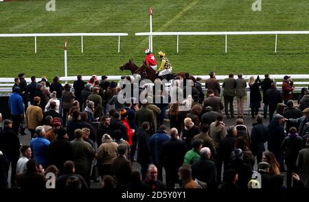 The New One mit Sam Twiston-Davies (links) und Melon Von Jockey David Mullins (rechts) nach der internationalen Hürde geritten Während des zweiten Tages des Internationalen Treffens auf der Cheltenham Rennbahn Stockfoto