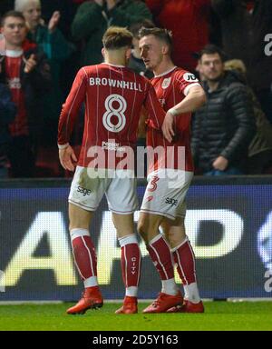 Joe Bryan (rechts) von Bristol City feiert den ersten Treffer seiner Seite Ziel des Spiels mit Teamkollege Josh Brownhill Stockfoto