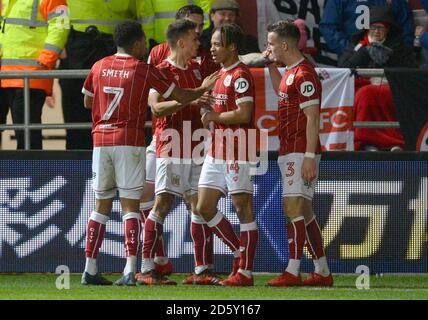 Joe Bryan von Bristol City feiert das erste Tor seiner Spielerin Des Spiels mit Teamkollegen Stockfoto